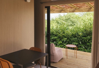 Moderne indretning af lodge med spisebord, stole og udendørs terrasse hos Mobile home «Couple Plus» i Spanien.