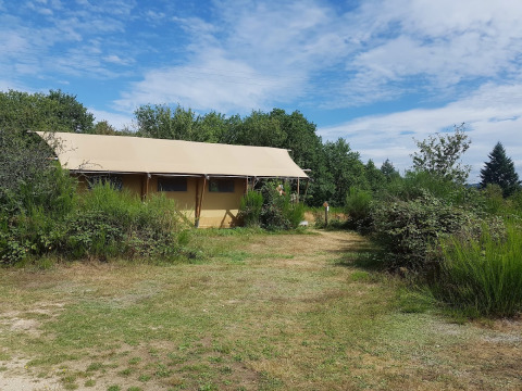 Foto della tenda safari 'Luxury and spacious Eco-lodge' al campeggio Junora in Francia, immersa nel verde della natura.