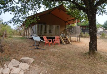 Tienda safari 'Luxury and spacious Eco-lodge' en el camping Junora en Francia, rodeada de árboles y naturaleza.