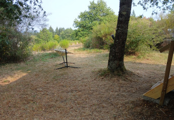 Vista all'aperto con supporto per amaca presso l'eco-lodge di lusso e spazioso al Campeggio Junora, Francia.