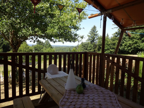 Vista dalla terrazza di una tenda safari al Luxury and spacious Eco-lodge del Campeggio Junora in Francia.