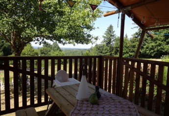 Vista desde la terraza de una tienda safari en Luxury and spacious Eco-lodge del Camping Junora en Francia.