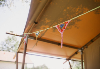 Guirnalda de ganchillo bajo la carpa de la Eco-lodge de lujo y espaciosa en el Camping Junora, Francia.