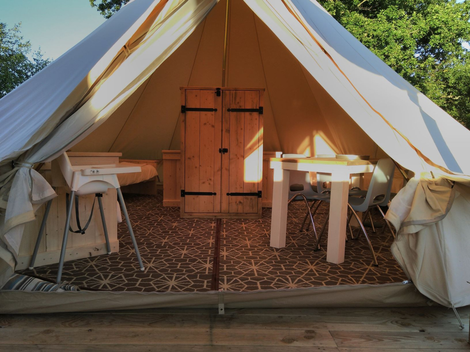 Ingang van Bell XL family tent lodge op Campsite Junora in Frankrijk met comfortabele inrichting.