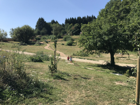 Bambini giocano vicino alla lodge Avignon al campeggio Junora, Francia, in una giornata estiva soleggiata.