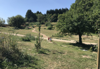 Bambini giocano vicino alla lodge Avignon al campeggio Junora, Francia, in una giornata estiva soleggiata.