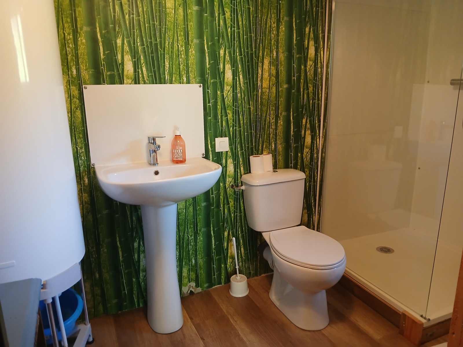 Moderne badkamer met bamboebehang, witte wastafel, toilet en douche in de Emperor Bell Tent, Campsite Junora.