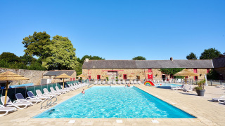 Outdoor swimming pool - Camping Domaine du Logis - Villatent - La Chapelle aux Filtzméens, Brittany, France