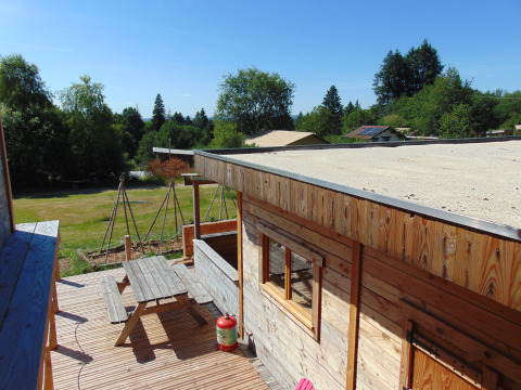 Vista dalla casa sull’albero Eco-Chalet EXTRA al Campeggio Junora in Francia, terrazza e natura verde.