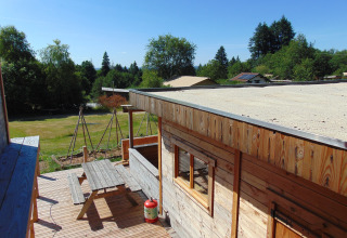 Vista dalla casa sull’albero Eco-Chalet EXTRA al Campeggio Junora in Francia, terrazza e natura verde.
