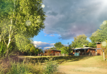 Photo of the self-sufficient luxury eco-chalet at Campsite Junora in France, surrounded by trees and nature.