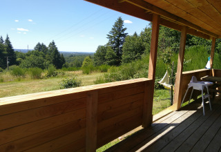 Vue depuis la terrasse en bois du 'Self-sufficient, luxury eco-chalet' au Campsite Junora en France.