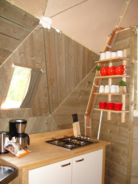 Petite cuisine dans le Wooden Igloo du Holiday Park Delftse Hout, Pays-Bas, avec étagère et gazinière.