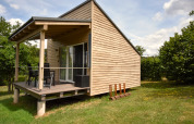 Vakantiehuis 'Terra 2 Persons' in Duitsland met modern houten design en overdekt terras.