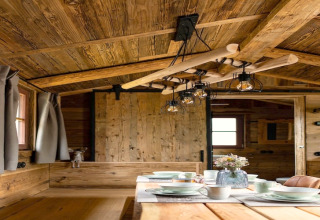 Intérieur en bois d'une tiny house avec table dressée et éclairage rustique en Allemagne.