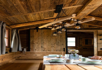 Intérieur en bois d'une tiny house avec table dressée et éclairage rustique en Allemagne.