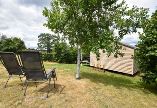 Casa móvil Holiday home «Terra 2 Persons» en Alemania, con dos tumbonas y cabaña de madera en el jardín.