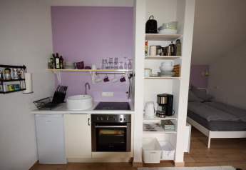 Petite cuisine et espace nuit dans la maison mobile Holiday home «Terra 2 Persons» en Allemagne, décoration moderne.