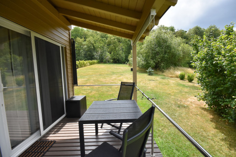 Terrazza coperta presso la casa mobile Holiday home Terra 2 Persons con vista giardino e natura in Germania.