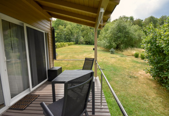 Overdekt terras bij Holiday home Terra 2 Persons in Duitsland met tafel, stoelen en tuinzicht.