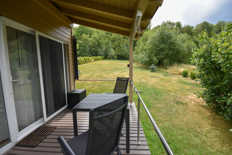 Terrazza coperta presso Holiday home Terra 2 Persons in Germania con tavolo, sedie e vista sul giardino.