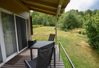 Terrasse couverte à la Holiday home Terra 2 Persons en Allemagne avec table, chaises et vue sur le jardin.