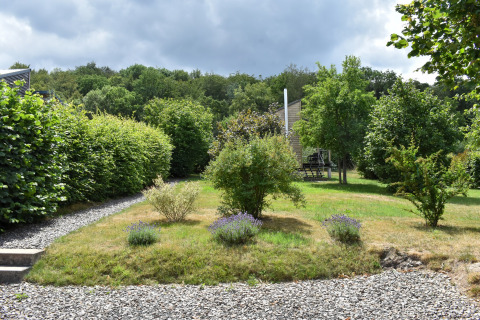 Udsigt til haven og mobilhjemmet Holiday home «Terra 2 Persons» i Tyskland på en overskyet dag.