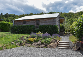 Vakantiehuis Magma voor 2 personen; houten chalet met tuin, grindpad en veel groen rondom.