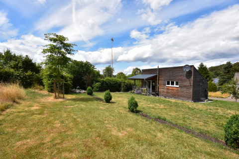 Uitzicht op vakantiehuis Magma voor 2 personen in Duitsland met houten huisje en ruime groene tuin.