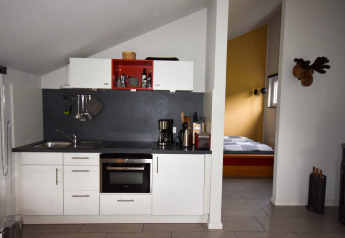 Moderna cucina e camera da letto nella casa vacanze Magma 2 Persons in Germania, design pratico.