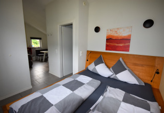 Dormitorio en la cabaña Magma para 2 personas en Alemania con cama doble y decoración moderna.