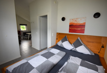 Camera da letto nella casa vacanze Magma 2 Persone in Germania con letto matrimoniale e arredo moderno.