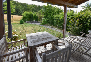 Buitenmeubilair op houten terras met uitzicht op tuin bij Holiday home Magma 2 Persons in Duitsland.