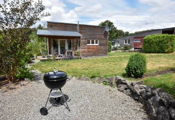 Buitenaanzicht van vakantiehuis Magma voor 2 personen in Duitsland, met barbecue en tuin.