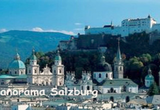 Panoramablick auf Salzburg mit seinen berühmten Kirchen und der Festung Hohensalzburg im Hintergrund.