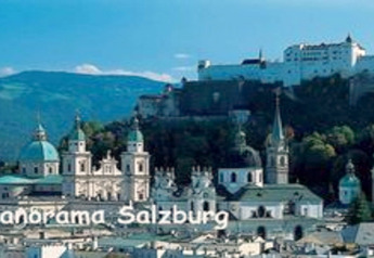 Vista panoramica di Salisburgo con le sue chiese storiche e la Fortezza di Hohensalzburg sullo sfondo.
