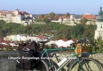Vista dalla baita Almhütte in Germania su Burghausen, il castello più lungo d'Europa, e una bici.