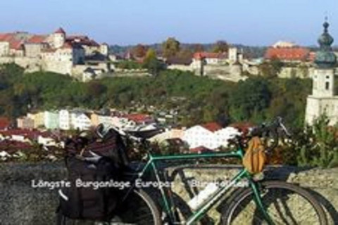 Uitzicht vanaf Almhütte in Duitsland op Burghausen met fiets op de voorgrond en Europa’s langste burcht.