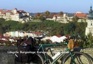 Uitzicht vanaf Almhütte in Duitsland op Burghausen met fiets op de voorgrond en Europa’s langste burcht.