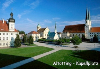 Veduta del Kapellplatz a Altötting, Germania, con chiese storiche e una spaziosa piazza verde.