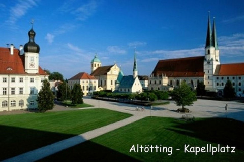Kapellplatz in Altötting, Duitsland, met historische kerken en een ruime groene stadsplein.