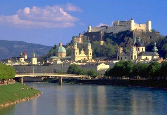 Vista sulla città vecchia di Salisburgo e la Fortezza Hohensalzburg sopra il fiume, Austria.