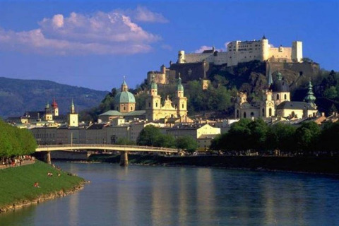 Zicht op het oude stadscentrum van Salzburg en de Hohensalzburg-burcht op de heuvel, Oostenrijk.