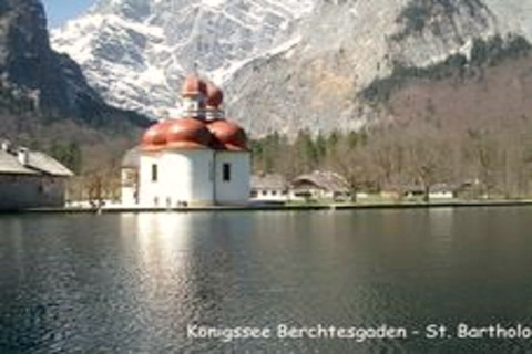 Blick auf St. Bartholomä am Königssee, Berchtesgaden, nahe der Almhütte in Deutschland, umgeben von Bergen.