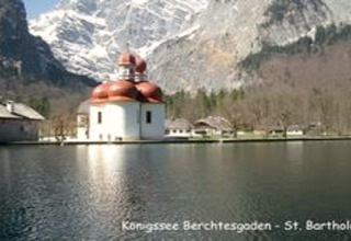 Blick auf St. Bartholomä am Königssee, Berchtesgaden, nahe der Almhütte in Deutschland, umgeben von Bergen.