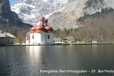 Uitzicht op St. Bartholomä aan de Königssee bij de Almhütte in Berchtesgaden, Duitsland, omgeven door bergen.