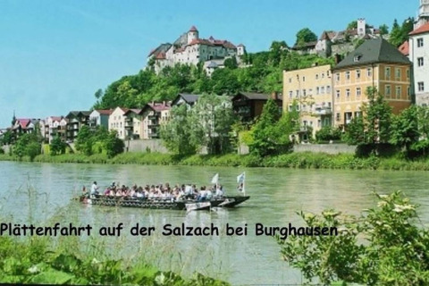 Boottocht op de Salzach bij Burghausen, met kleurrijke huizen en het kasteel op de achtergrond.