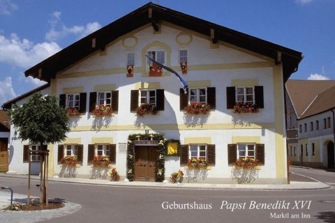 Geboortehuis van paus Benedictus XVI in Marktl am Inn, Duitsland, traditioneel huis met bloemen.