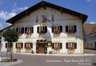 Geboortehuis van paus Benedictus XVI in Marktl am Inn, Duitsland, traditioneel huis met bloemen.