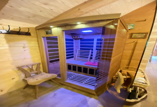 Houten interieur met infraroodsauna in een chalet genaamd Almhütte in Duitsland, gezellige uitstraling.